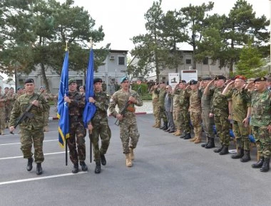 Στρατιώτης της K-FOR επιδεικνύει το «μεσαίο δάκτυλο» στους Σέρβους του Κοσόβου (φωτό)